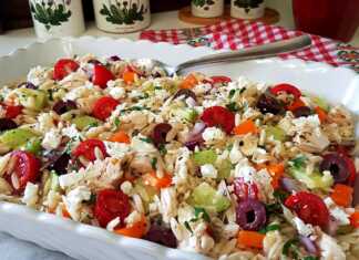 Μια μεγάλη σαλατιέρα γεμάτη με ελληνική Σαλάτα με κριθαράκι και κοτόπουλο, έτοιμη για σερβίρισμα