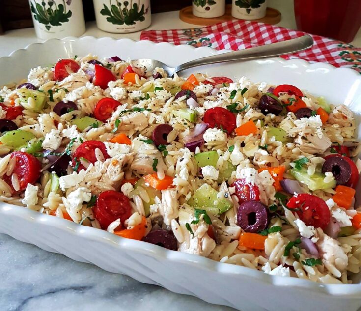 Μια μεγάλη σαλατιέρα γεμάτη με ελληνική Σαλάτα με κριθαράκι και κοτόπουλο, έτοιμη για σερβίρισμα