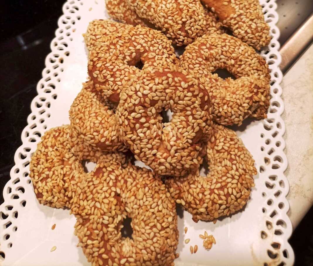 koulourkia ladiou_poe Τραγανά κουλουράκια λαδιού με σουσάμι σε πιάτο, έτοιμα για σερβίρισμα