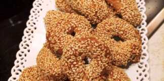 Τραγανά κουλουράκια λαδιού με σουσάμι σε πιάτο, έτοιμα για σερβίρισμα