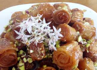 Μια πιατέλα με σιροπιαστά κουρκουμπίνια με μέλι, πασπαλισμένα με τριμμένα φιστίκια.