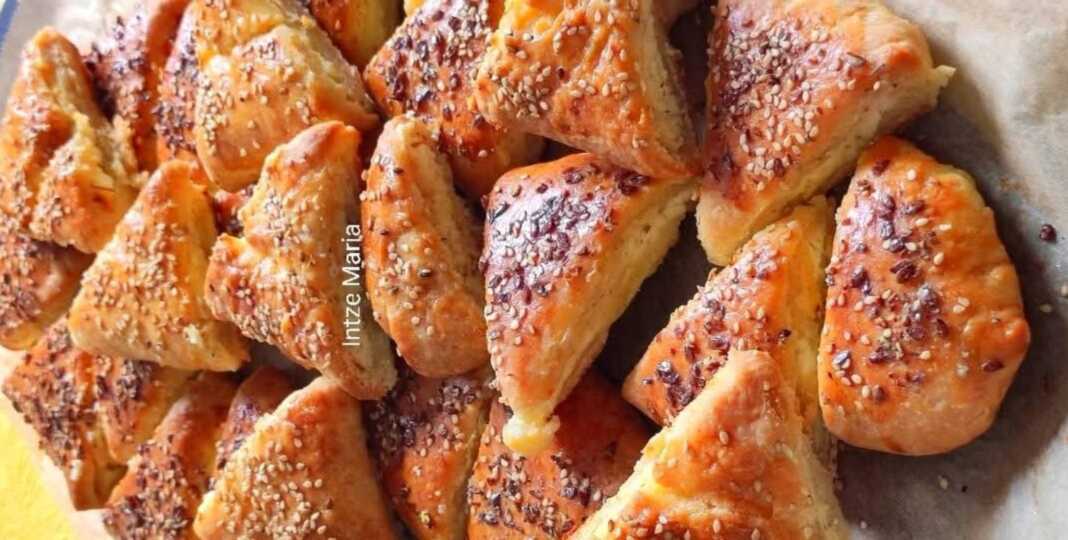 Ζεστά κουρουπιτάκια με τυρί, κομμένα σε τριγωνάκια, σερβιρισμένα σε πιατέλα