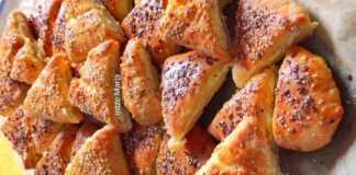 Ζεστά κουρουπιτάκια με τυρί, κομμένα σε τριγωνάκια, σερβιρισμένα σε πιατέλα