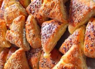 Ζεστά κουρουπιτάκια με τυρί, κομμένα σε τριγωνάκια, σερβιρισμένα σε πιατέλα