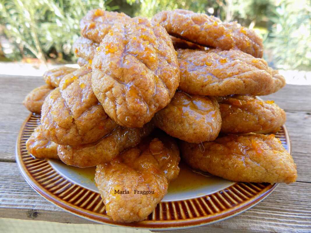 koyrkoumpinia me xiotiko mantarini Μια πιατέλα με παραδοσιακά κουρκουμπίνια με μανταρίνι, έτοιμα για σερβίρισμα