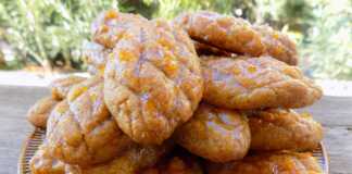 Μια πιατέλα με παραδοσιακά κουρκουμπίνια με μανταρίνι, έτοιμα για σερβίρισμα