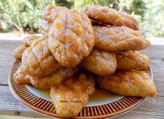 Μια πιατέλα με παραδοσιακά κουρκουμπίνια με μανταρίνι, έτοιμα για σερβίρισμα