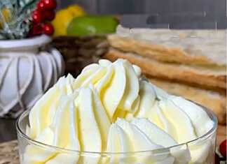 Μια κοντινή λήψη της μεταξένιας κρέμας Ζαχαροπλαστικής Πλομπίρ, έτοιμη για χρήση