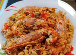 Μια κοντινή φωτογραφία από ένα πιάτο με ζεστό, λαχταριστό κριθαρωτό με γαρίδες και λαχανικά