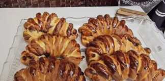 Τελικά δίχρωμα κρουασανάκια, ψημένα, με γέμιση μέλι και καρύδι, σε πιατέλα