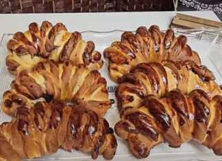 Τελικά δίχρωμα κρουασανάκια, ψημένα, με γέμιση μέλι και καρύδι, σε πιατέλα