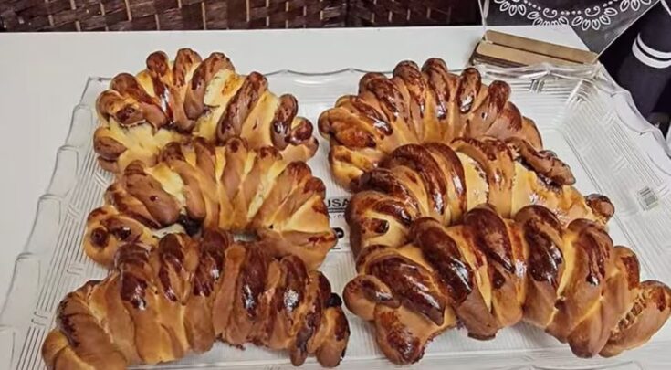 Τελικά δίχρωμα κρουασανάκια, ψημένα, με γέμιση μέλι και καρύδι, σε πιατέλα