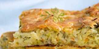 Κομμάτια λαχανόπιτα φρεσκοψημένη σε ταψί, με χρυσαφένια επιφάνεια