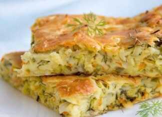 Κομμάτια λαχανόπιτα φρεσκοψημένη σε ταψί, με χρυσαφένια επιφάνεια