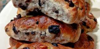 Ένα ταψί με φρεσκοψημένα Ελιόψωμα, λαμπερά από το βούτυρο και με ελιές να ξεπροβάλλουν από τη ζύμη