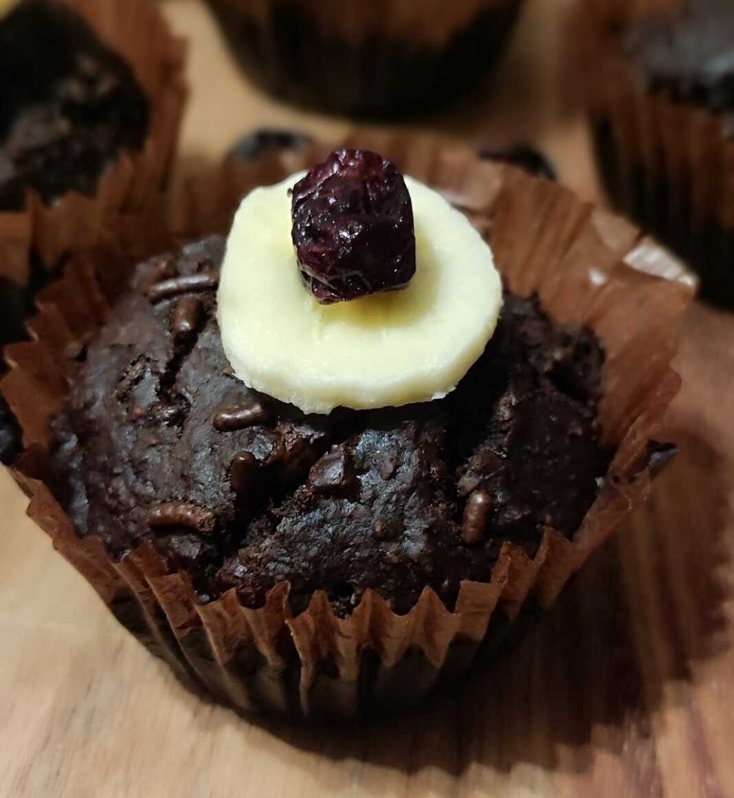 maffins mpanana1 Μια κοντινή φωτογραφία από ένα αφράτο μάφιν, με κομμάτια σοκολάτας να φαίνονται