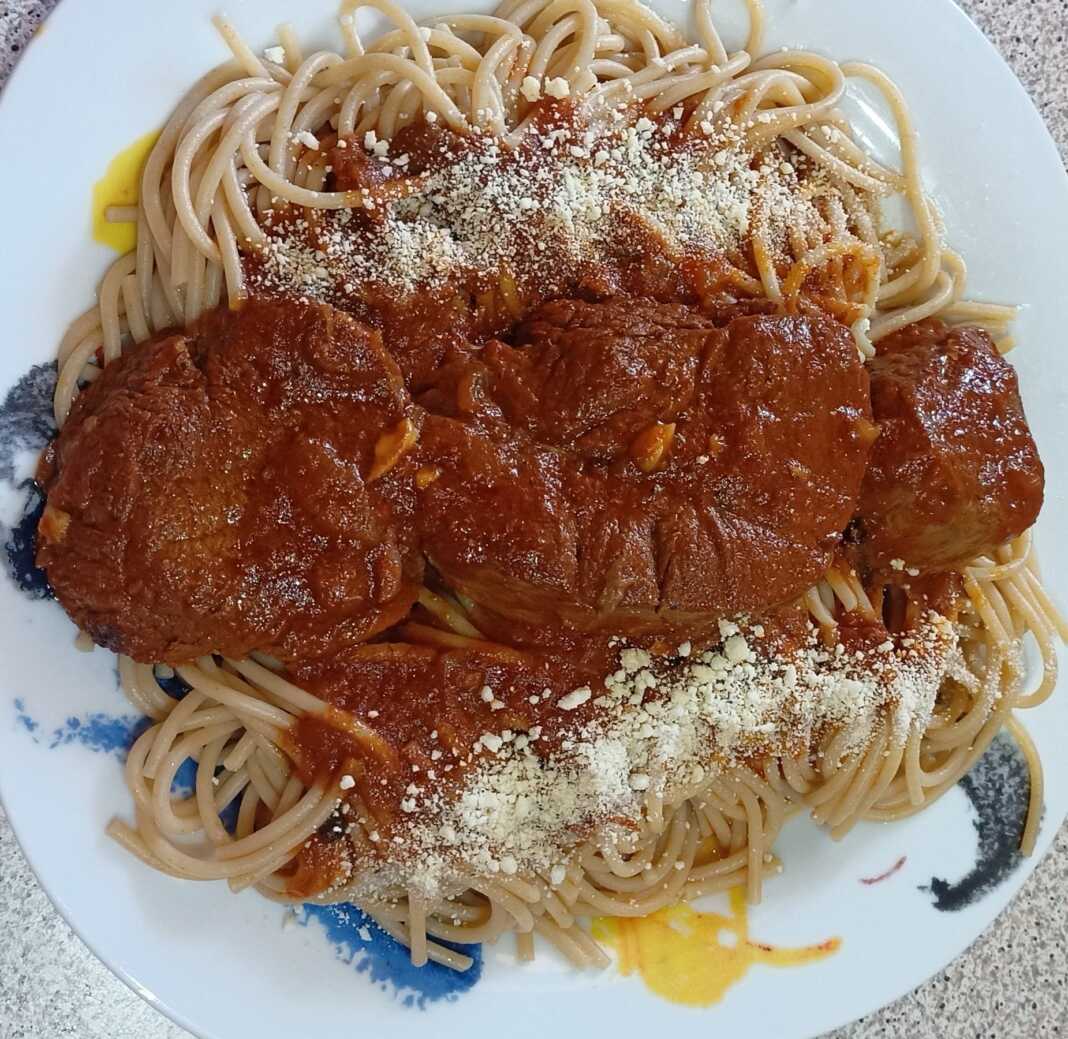 Κοκκινιστό μοσχάρι με Μακαρόνια