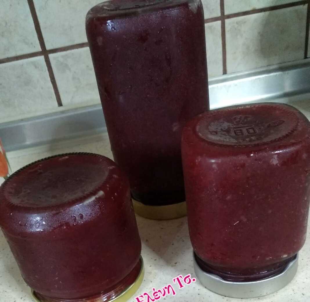 Σπιτική μαρμελάδα βανίλια σε γυάλινο βάζο με φρέσκες βανίλιες