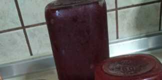 Σπιτική μαρμελάδα βανίλια σε γυάλινο βάζο με φρέσκες βανίλιες