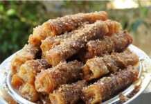 Μια κοντινή φωτογραφία από τα τραγανά μασουράκια, με τη γέμιση αμυγδάλου να φαίνεται