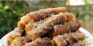 Μια κοντινή φωτογραφία από τα τραγανά μασουράκια, με τη γέμιση αμυγδάλου να φαίνεται