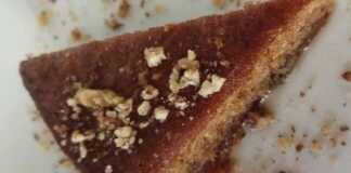 Μια κομμένη φέτα Μελαχρινή αφρός, με το σιρόπι να στάζει, σερβιρισμένη με παγωτό