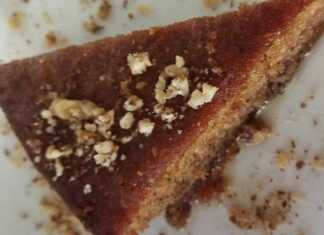 Μια κομμένη φέτα Μελαχρινή αφρός, με το σιρόπι να στάζει, σερβιρισμένη με παγωτό