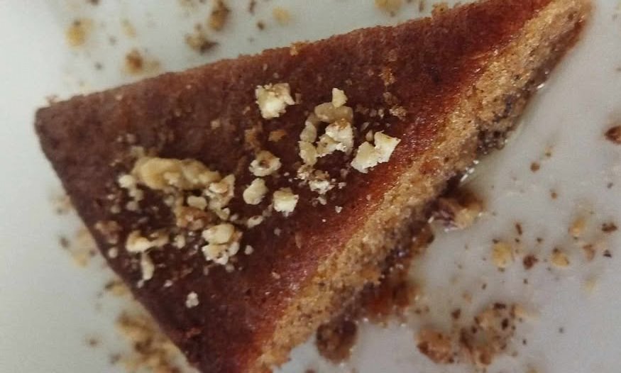 melaxrini_00 Μια κομμένη φέτα Μελαχρινή αφρός, με το σιρόπι να στάζει, σερβιρισμένη με παγωτό