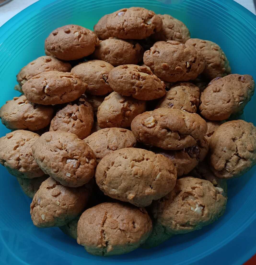 μπισκοτοκούλουρα Μια πιατέλα γεμάτη με φρεσκοψημένα, χρυσαφένια μπισκοτοκούλουρα με καρύδι