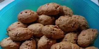 Μια πιατέλα γεμάτη με φρεσκοψημένα, χρυσαφένια μπισκοτοκούλουρα με καρύδι