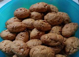 Mπισκοτοκούλουρα με Καρύδι: Μια πανεύκολη συνταγή για όλη την οικογένεια! Μια πιατέλα γεμάτη με φρεσκοψημένα, χρυσαφένια μπισκοτοκούλουρα με καρύδι