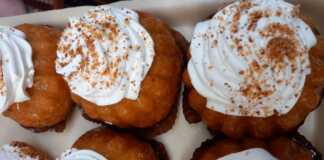 Μπαμπαδάκια με σιρόπι κονιάκ και γλυκό κεράσι: Απλά θεϊκά! Σπιτικά μπαμπαδάκια με κρέμα μορφάτ και κεράσια σε λευκό πιάτο, διακοσμημένα με αμύγδαλο