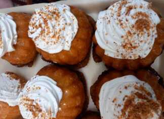 Σπιτικά μπαμπαδάκια με κρέμα μορφάτ και κεράσια σε λευκό πιάτο, διακοσμημένα με αμύγδαλο