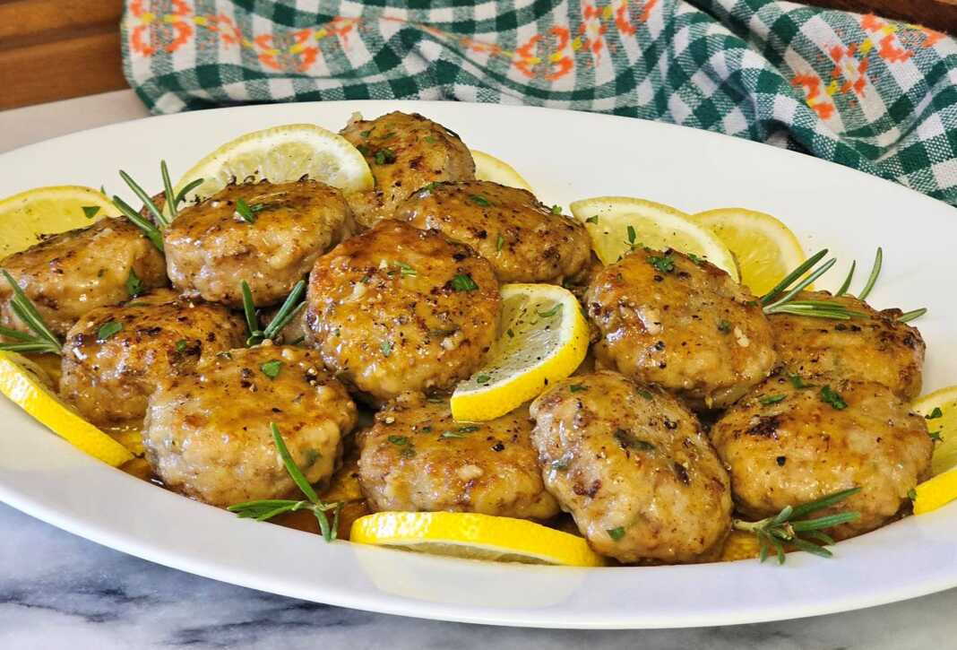 Μια πιατέλα με ζουμερά μοσχαρίσια μπιφτέκια με λεμόνι, περιχυμένα με την πλούσια σάλτσα τους