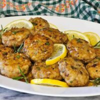 Μοσχαρίσια μπιφτέκια με πατάτα και λεμονάτη σάλτσα: Ένα πιάτο για να τρελάνεις κόσμο!