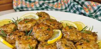 Μια πιατέλα με ζουμερά μοσχαρίσια μπιφτέκια με λεμόνι, περιχυμένα με την πλούσια σάλτσα τους