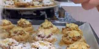 Μια πιατέλα γεμάτη με αφράτα μπισκότα μήλου με κανέλα, πασπαλισμένα με ζάχαρη άχνη