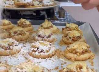 Μια πιατέλα γεμάτη με αφράτα μπισκότα μήλου με κανέλα, πασπαλισμένα με ζάχαρη άχνη