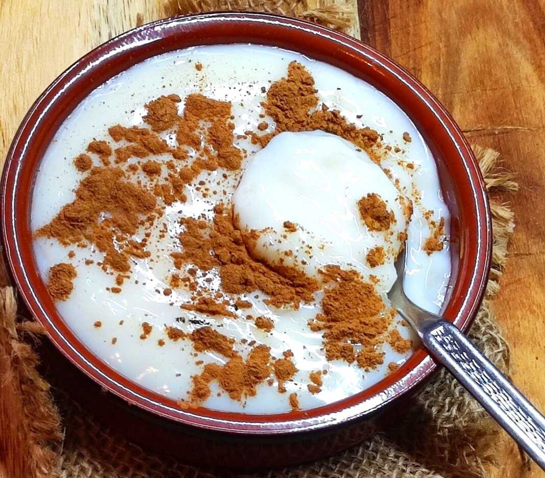 Παραδοσιακό ρυζόγαλο πασπαλισμένο με κανέλα, σερβιρισμένο σε πήλινο μπολάκι