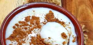 Παραδοσιακό ρυζόγαλο πασπαλισμένο με κανέλα, σερβιρισμένο σε πήλινο μπολάκι