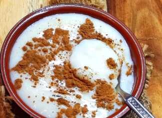 Παραδοσιακό Ρυζόγαλο: Η συνταγή της γιαγιάς, βήμα-βήμα, για τέλειο άρωμα! Παραδοσιακό ρυζόγαλο πασπαλισμένο με κανέλα, σερβιρισμένο σε πήλινο μπολάκι