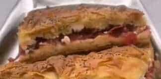 Κοντινό πλάνο της γέμισης, όπου φαίνεται ο παστουρμάς, τα τυριά και οι φέτες πιπεριάς