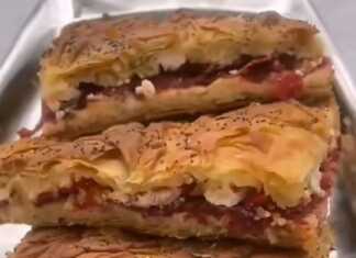 Κοντινό πλάνο της γέμισης, όπου φαίνεται ο παστουρμάς, τα τυριά και οι φέτες πιπεριάς