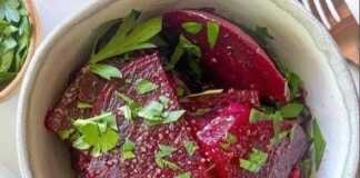 Μια έτοιμη παντζαροσαλάτα σε ένα μπολ, με ψιλοκομμένο μαϊντανό από πάνω.