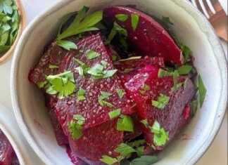 Μια έτοιμη παντζαροσαλάτα σε ένα μπολ, με ψιλοκομμένο μαϊντανό από πάνω.