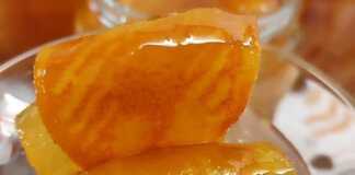 Γλυκό του κουταλιού περγαμόντο: Η βασιλική συνταγή για το πιο αρωματικό γλυκό! Μια κοντινή φωτογραφία από τα ρολάκια περγαμόντου, να βράζουν στο σιρόπι