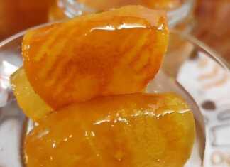 Μια κοντινή φωτογραφία από τα ρολάκια περγαμόντου, να βράζουν στο σιρόπι