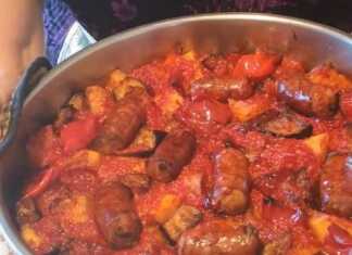 Λουκάνικα με πιπεριές φλωρίνης και μελιτζάνες στο Φούρνο