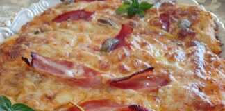 Μια λαχταριστή σπιτική πίτσα με δικό μου ζυμάρι, φρεσκοψημένη σε ένα ταψί, με μπέικον