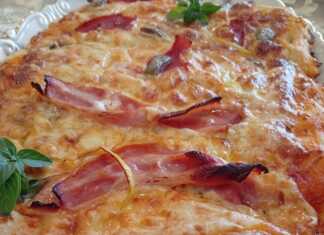 Μια λαχταριστή σπιτική πίτσα με δικό μου ζυμάρι, φρεσκοψημένη σε ένα ταψί, με μπέικον